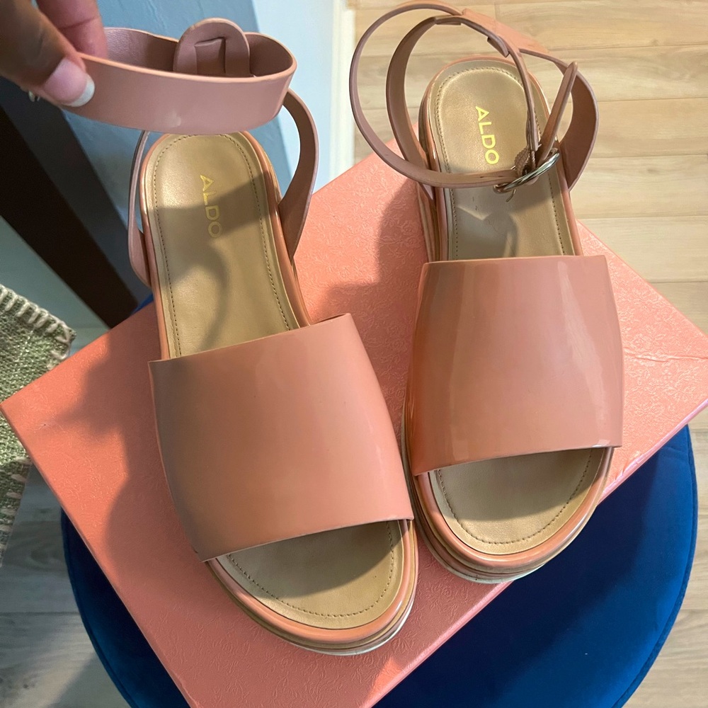 Cute platform sandal!!